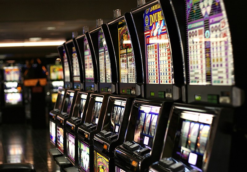 What is hit frequency in online slot machines?
